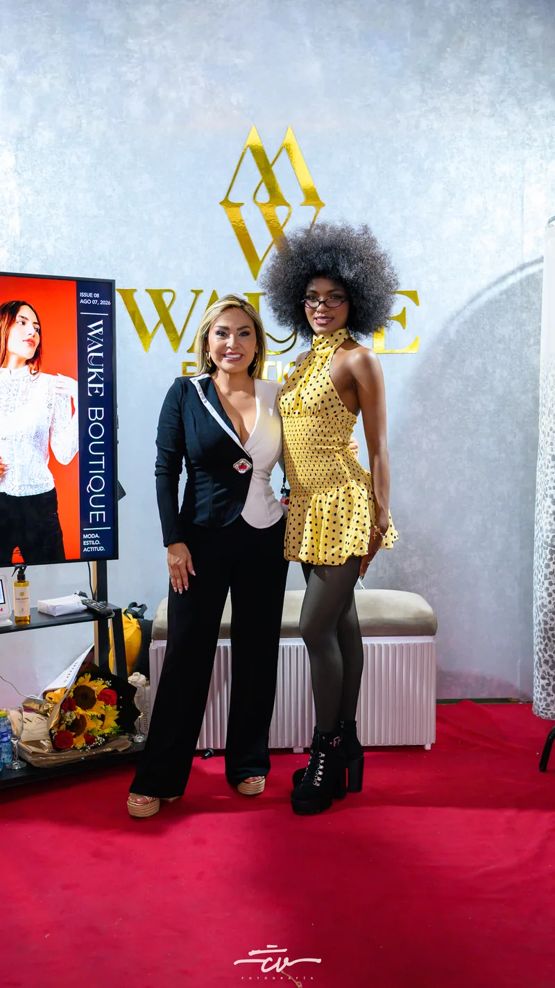 Modelo con vestido dorado de flecos junto al equipo de WAUKE Boutique en el Santander Fashion Week 2026