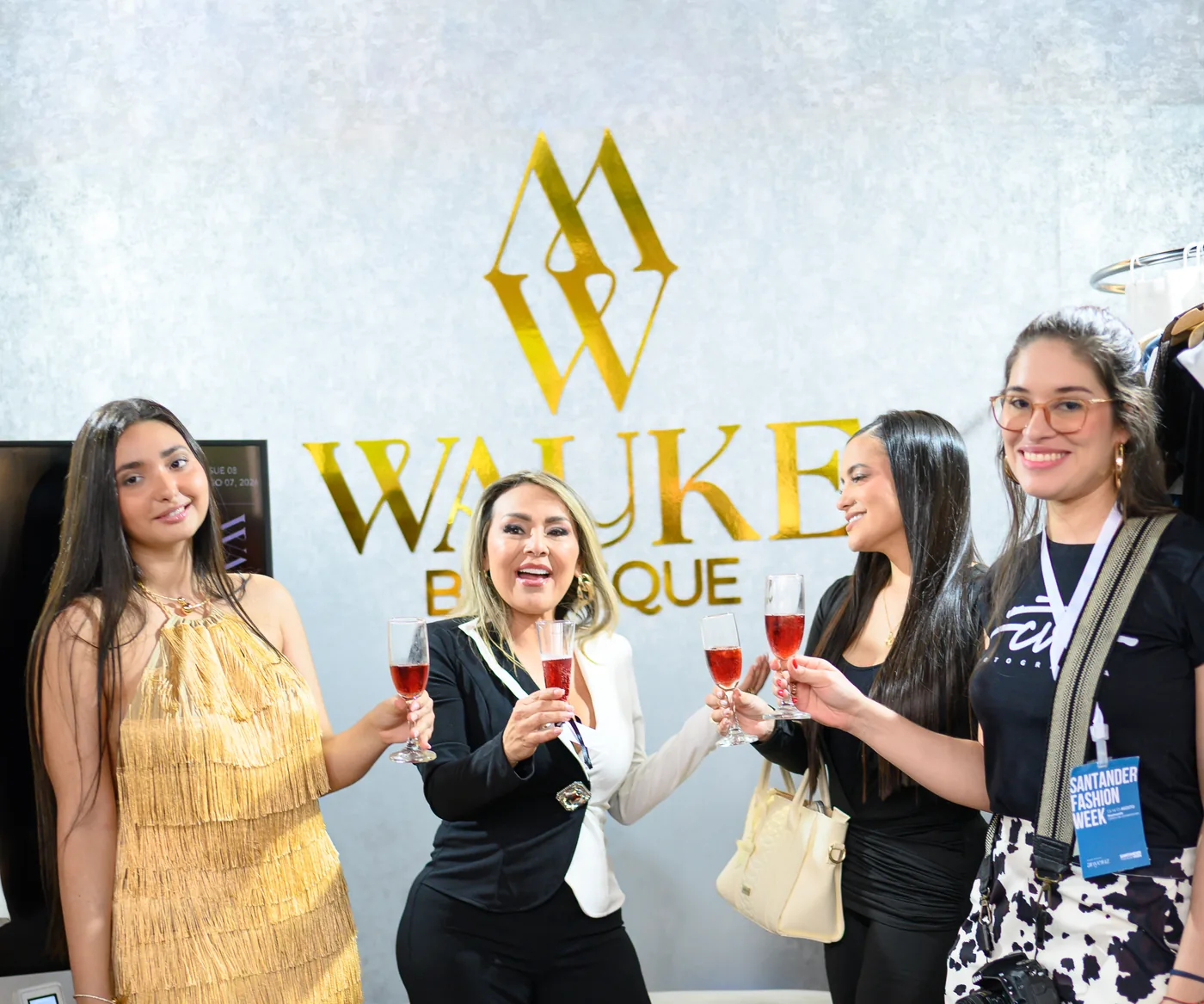 Brindis en el estand de WAUKE Boutique durante el Santander Fashion Week 2026, en Neomundo, Bucaramanga